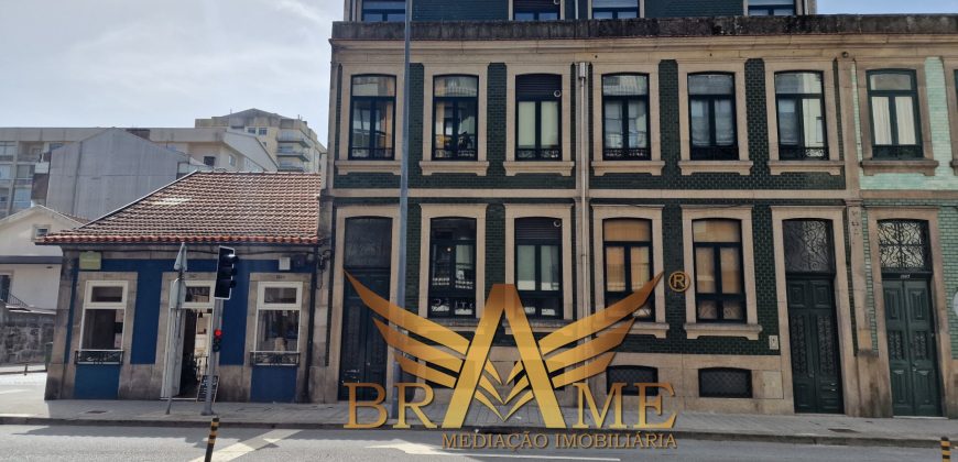 APARTAMENTO T2 COM LUGAR DE GARAGEM | RUA DA CONSTITUIÇÃO – PORTO