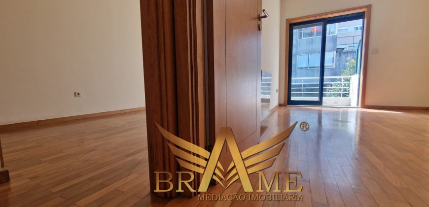 APARTAMENTO T2 COM LUGAR DE GARAGEM | RUA DA CONSTITUIÇÃO – PORTO