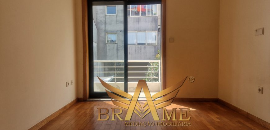 APARTAMENTO T2 COM LUGAR DE GARAGEM | RUA DA CONSTITUIÇÃO – PORTO