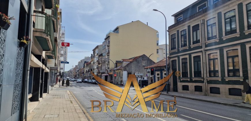 APARTAMENTO T2 COM LUGAR DE GARAGEM | RUA DA CONSTITUIÇÃO – PORTO